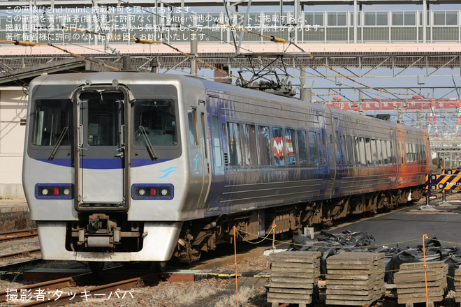 【JR四】8000系S2編成が検査を終えて多度津工場出場(202511)を多度津駅で撮影した写真