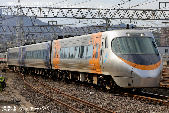 【JR四】8000系S2編成が検査を終えて多度津工場出場(202511)を多度津駅で撮影した写真