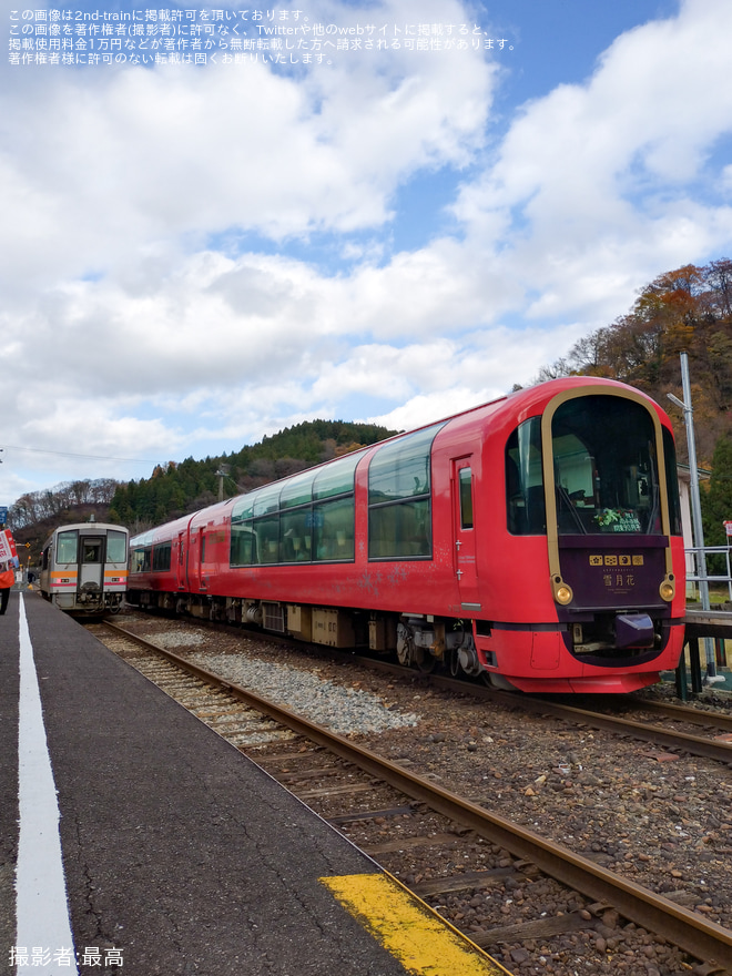 根知駅で撮影された【JR西】「南小谷駅開業90周年感謝イベント」開催に合わせえちごトキめきリゾート雪月花」が大糸線で運転