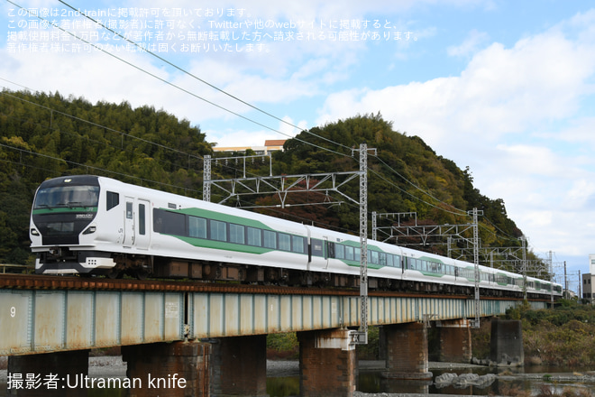 【JR東】E257系OM-91編成を使用した静岡までの団体臨時列車を由比～興津間で撮影した写真