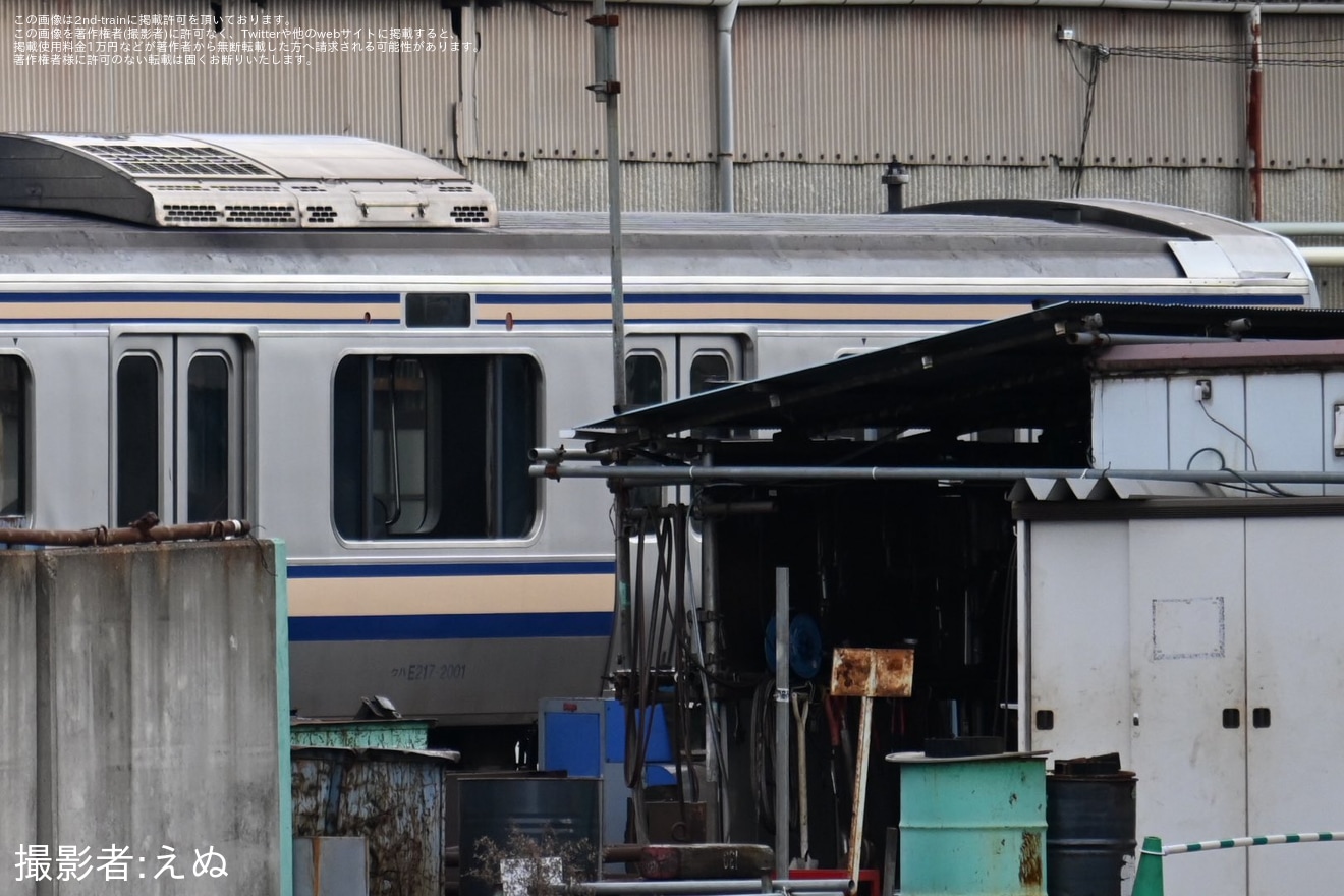 【JR東】E217系クラY-101編成中間車モハE217-2002が解体中の拡大写真