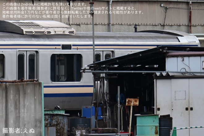 長野総合車両センター付近で撮影された【JR東】E217系クラY-101編成中間車モハE217-2002が解体中
