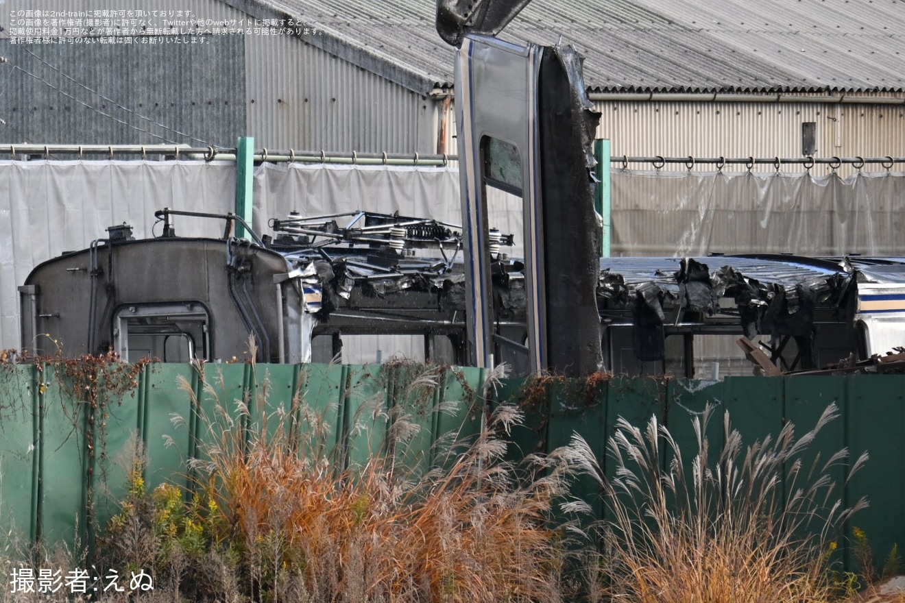 【JR東】E217系クラY-101編成中間車モハE217-2002が解体中の拡大写真