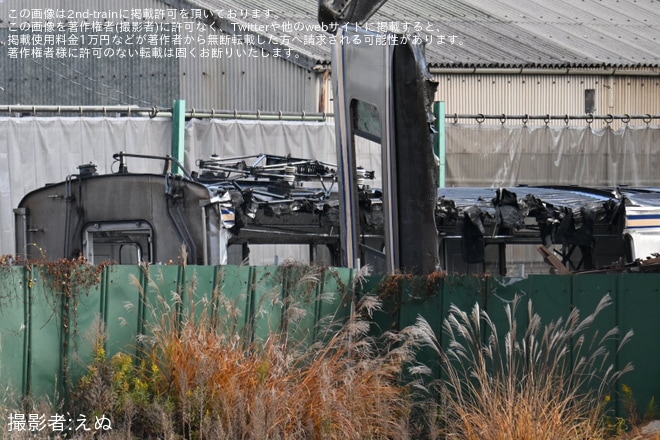 長野総合車両センター付近で撮影された【JR東】E217系クラY-101編成中間車モハE217-2002が解体中