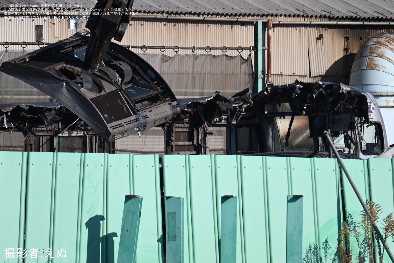 【JR東】E217系クラY-101編成クハE217-2001が解体中の拡大写真