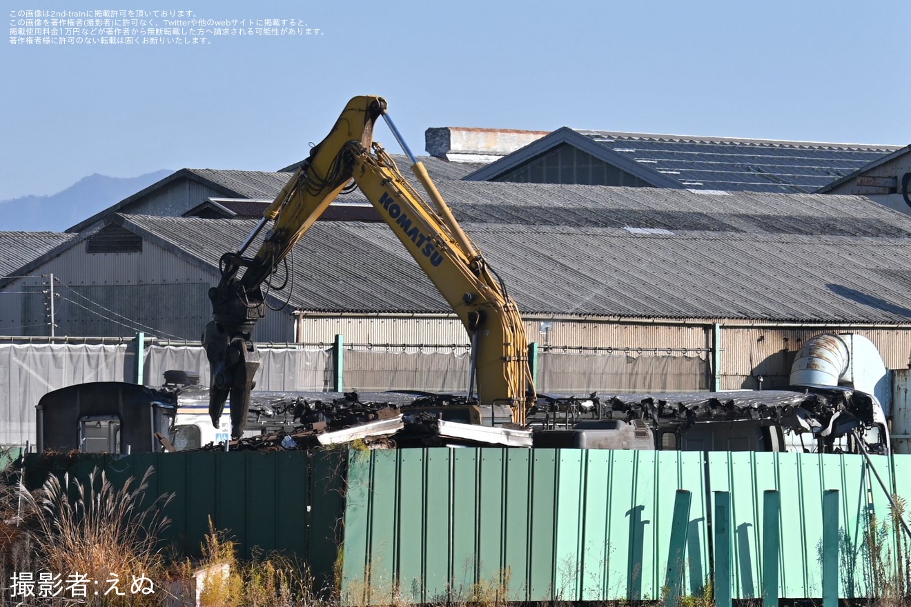 【JR東】E217系クラY-101編成クハE217-2001が解体中の拡大写真