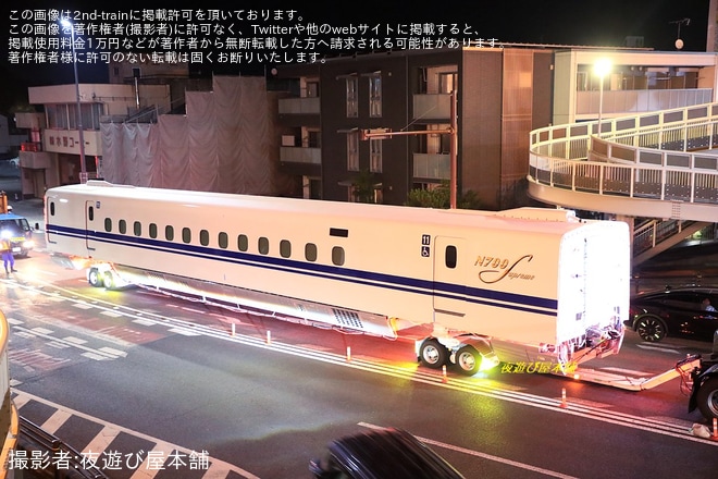 【JR海】車番表記も無いN700S新幹線の11号車および車番表記はある9号車が陸送を不明で撮影した写真