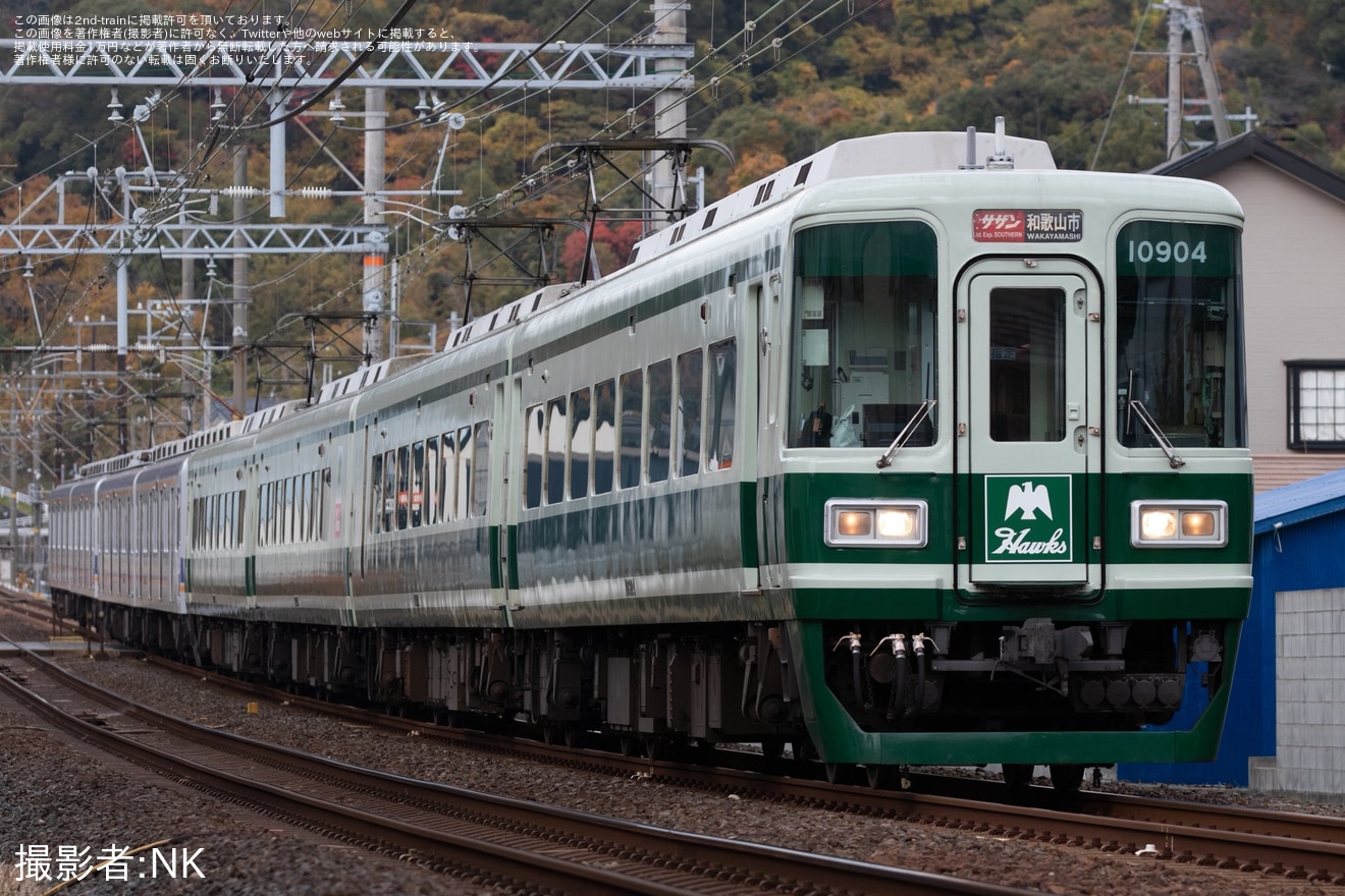 【南海】10000系10004F「復刻塗装編成」へ南海ホークスの球団ロゴが取り付けの拡大写真