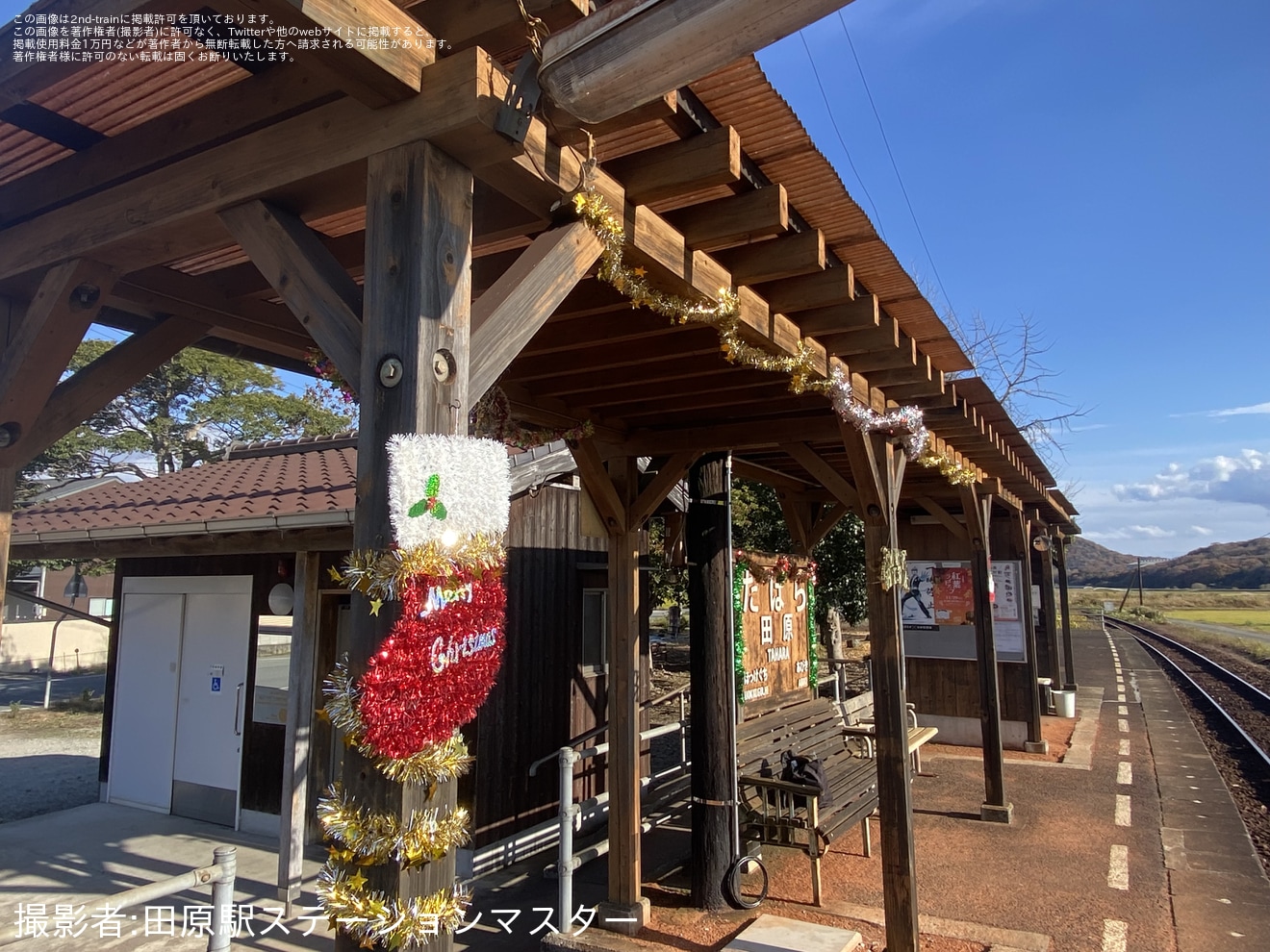 【北条】サンタ列車運転にあわせて駅をデコレーションの拡大写真