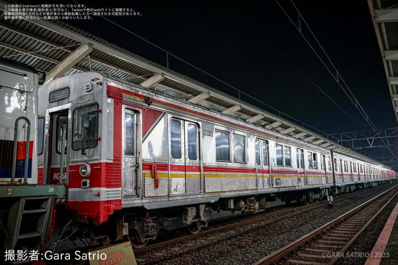 【KCI】ジャカルタで使用されていた8000系8003F6両編成が廃車回送の拡大写真