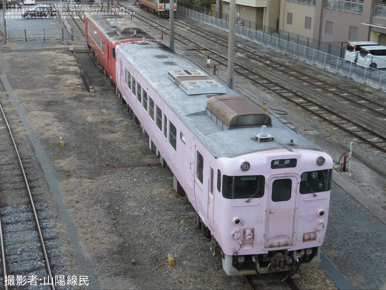 【JR西】キハ40-2049の「SAKU美SAKU楽」のラッピングが全て剥がされていることが確認の拡大写真