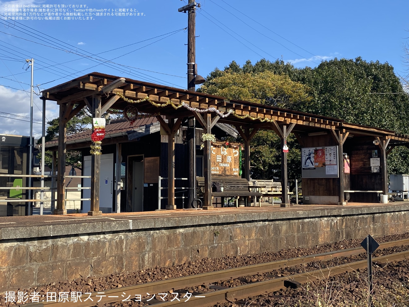 【北条】サンタ列車運転にあわせて駅をデコレーションの拡大写真