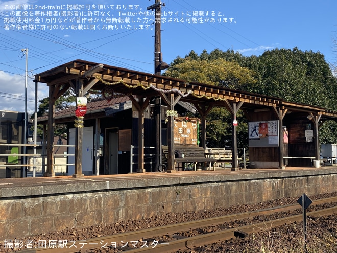 【北条】サンタ列車運転にあわせて駅をデコレーションを不明で撮影した写真