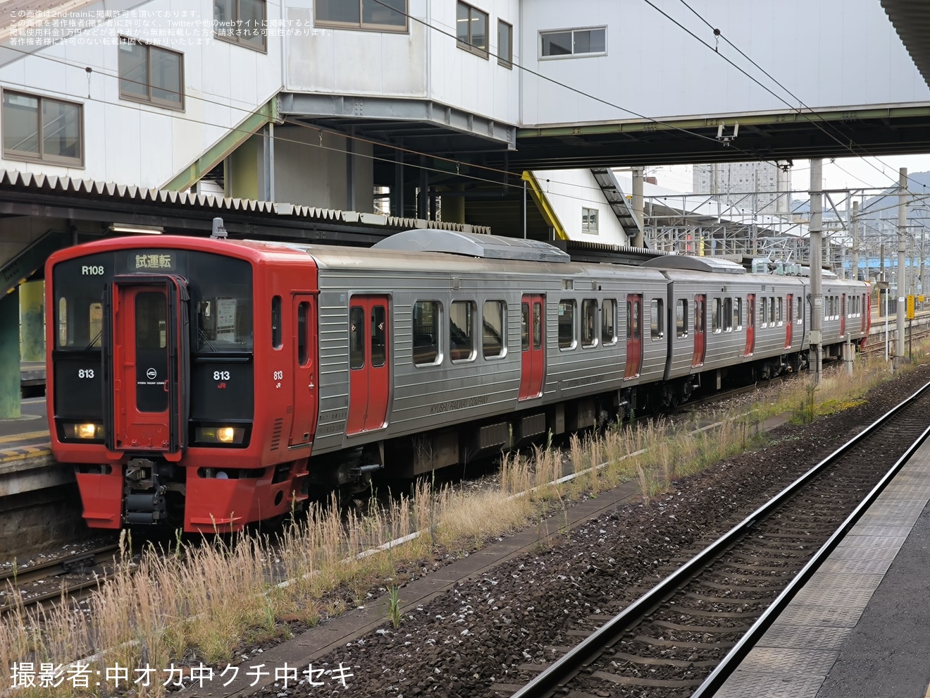 【JR九】813系RM108編成が通称赤坊主塗装で小倉総合車両センター出場の拡大写真