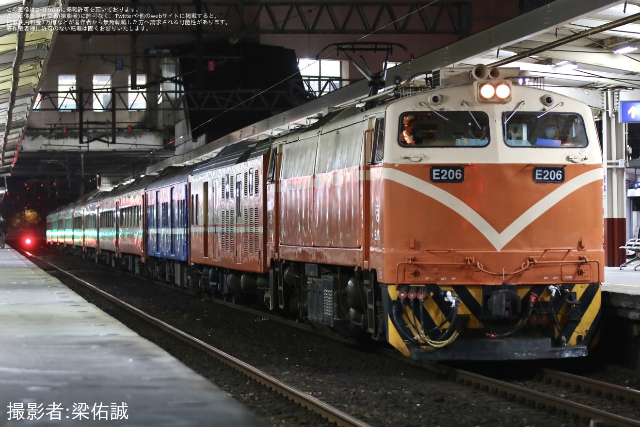 【台鉄】莒光号のうち荷物車連結の554次(花蓮行)のE200形牽引がラスト運行にの拡大写真