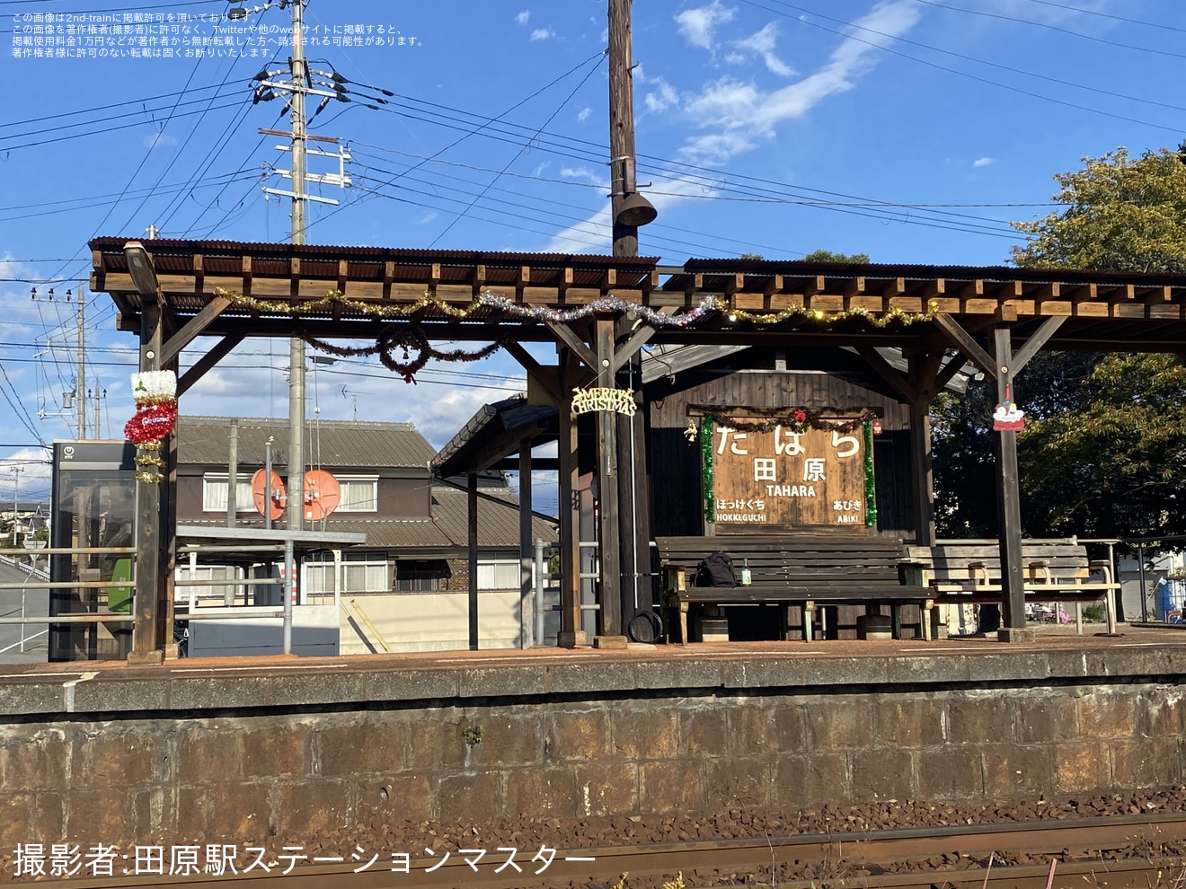 【北条】サンタ列車運転にあわせて駅をデコレーションの拡大写真