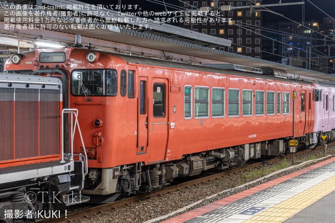 【JR西】キハ40-2049(ピンク色・SAKU美SAKU楽のラッピングは解除済)+キハ40-2093が後藤総合車両所へ配給を不明で撮影した写真