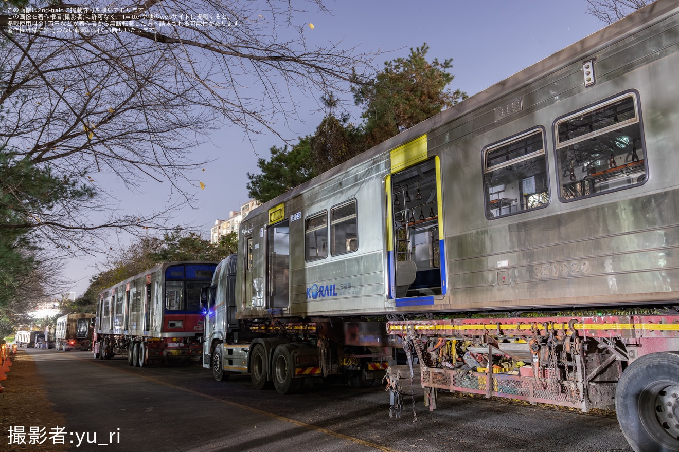 【Korail】341000系341B09編成、311000系311B34編成、351000系351F20編成が陸送で搬出の拡大写真