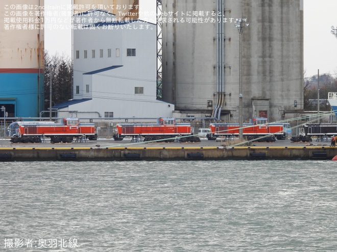 【JR東】秋田港 大浜埠頭にてDE10形ディーゼル機関車4両が目撃を秋田港 大浜埠頭で撮影した写真