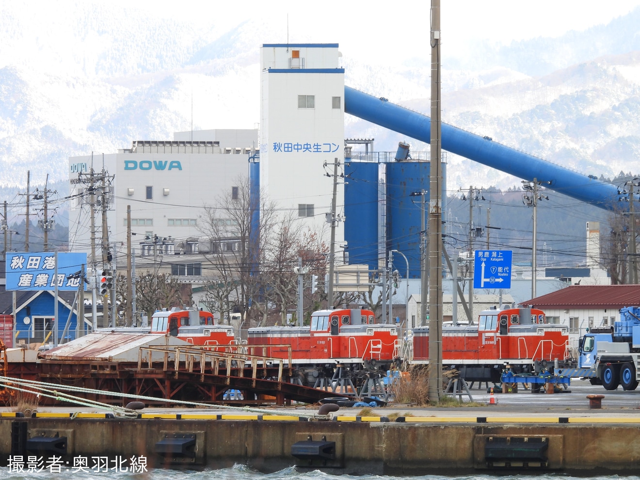 【JR東】秋田港 大浜埠頭にてDE10形ディーゼル機関車4両が目撃の拡大写真