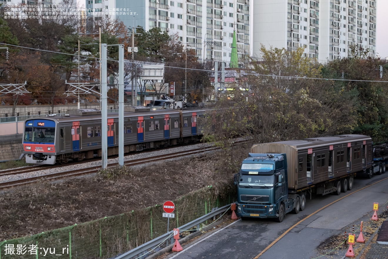 【Korail】341000系341B09編成、311000系311B34編成、351000系351F20編成が陸送で搬出の拡大写真