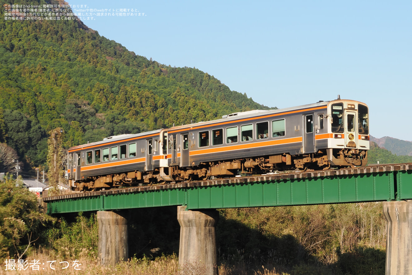 【JR海】「名松線開業90周年」ヘッドマークを装着し運行開始の拡大写真