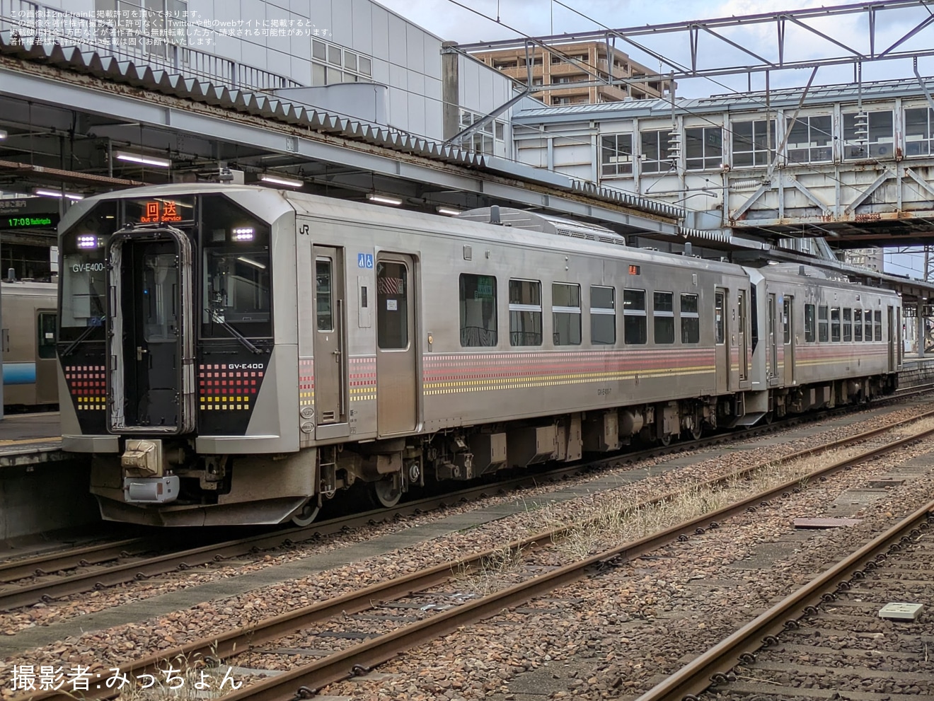 【JR東】GV-E400-2+GV-E400-7秋田支社管内での試験運行の為新津から秋田まで回送の拡大写真