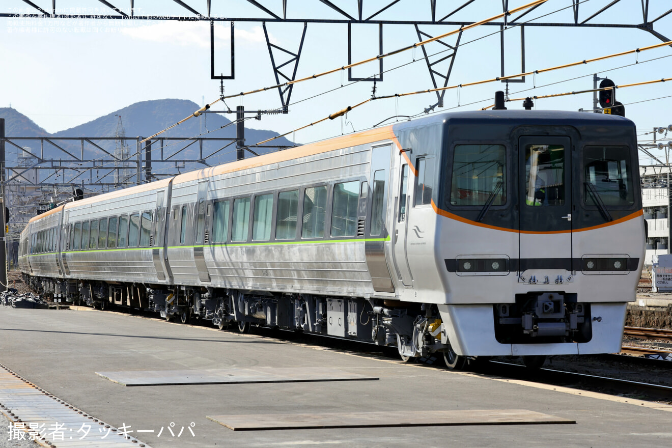 【JR四】8000系L5編成が検査を終えて多度津工場出場の拡大写真