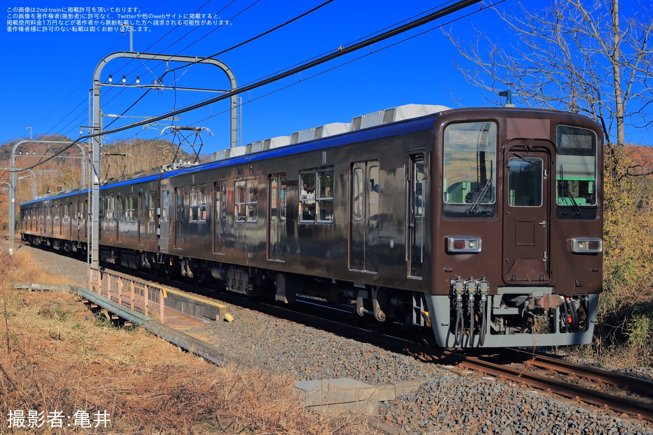 【東武】8000系81111F(ぶどう色1号)が上部にラッピングされるの拡大写真