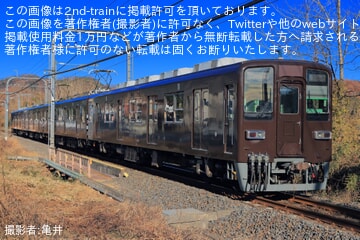 【東武】8000系81111F(ぶどう色1号)が上部にラッピングされる