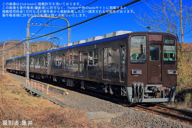 【東武】8000系81111F(ぶどう色1号)が上部にラッピングされるを不明で撮影した写真