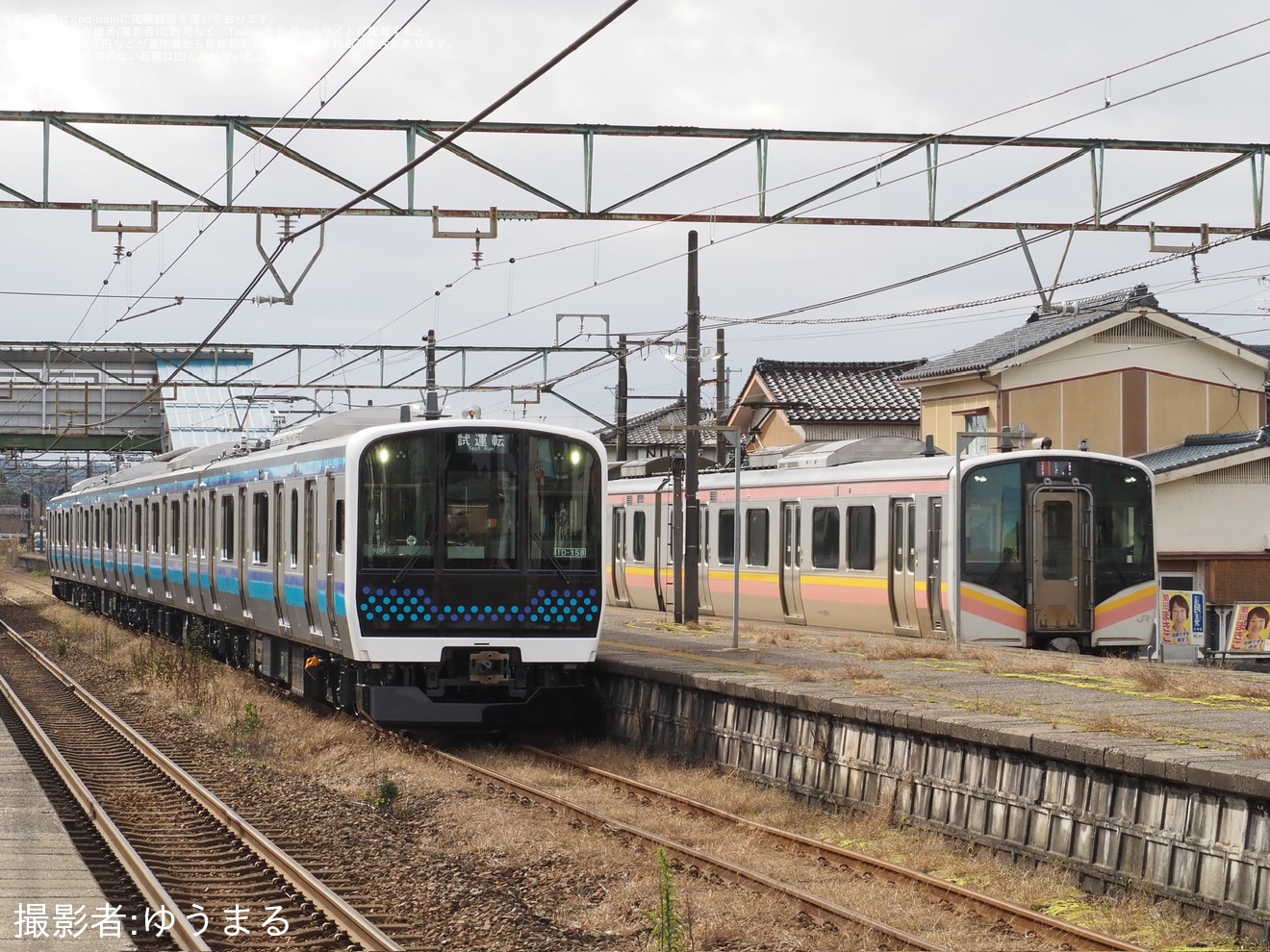 【JR東】仙石線のE131系800番台センN8編成がJ-TREC新津事業所を出場し試運転の拡大写真