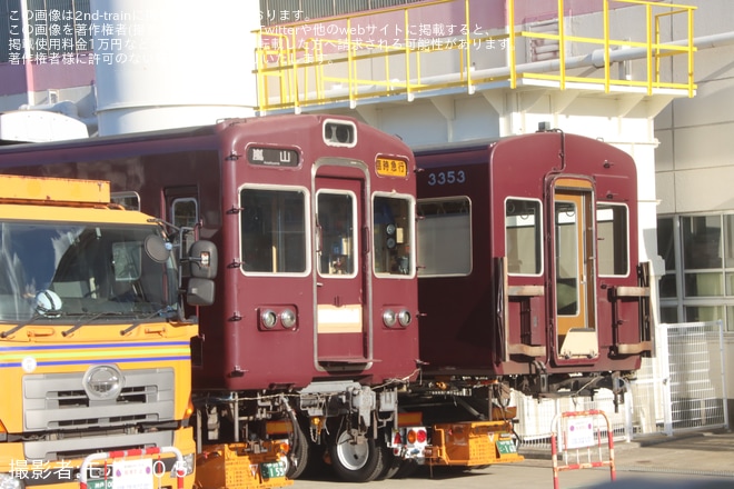 【阪急】廃車搬出待ちの3300系のC#3329とC#3353が目撃を不明で撮影した写真