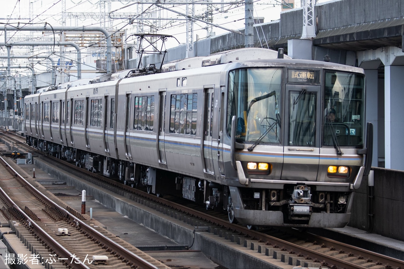 【JR西】223系V16編成網干総合車両所本所出場試運転の拡大写真