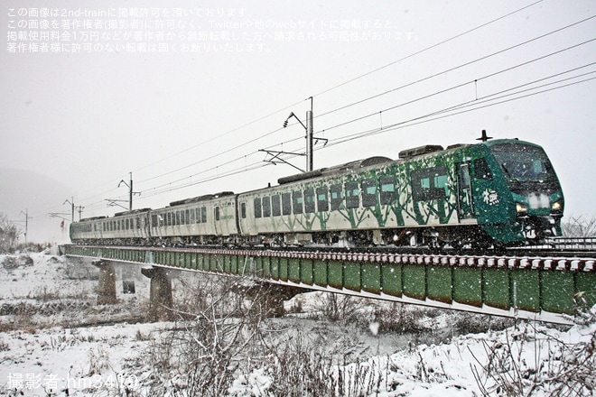 【JR東】「リゾートしらかみ『橅』編成」使用「RINGOMUSUME TRAIN(りんご娘トレイン)」を運行を石川～大鰐温泉間で撮影した写真