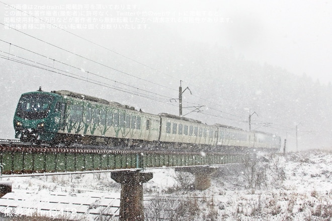 【JR東】「リゾートしらかみ『橅』編成」使用「RINGOMUSUME TRAIN(りんご娘トレイン)」を運行を石川～大鰐温泉間で撮影した写真