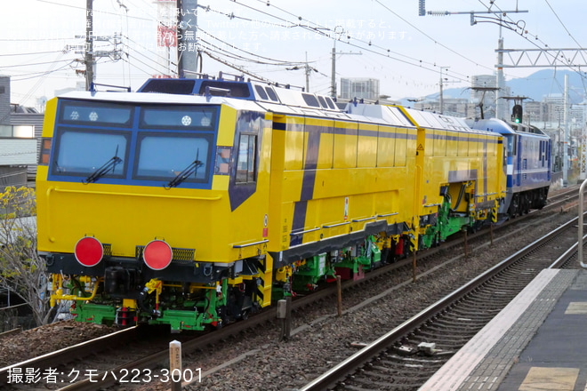【JR西】広島方面マルチプルタイタンパー甲種輸送を甲子園口駅で撮影した写真