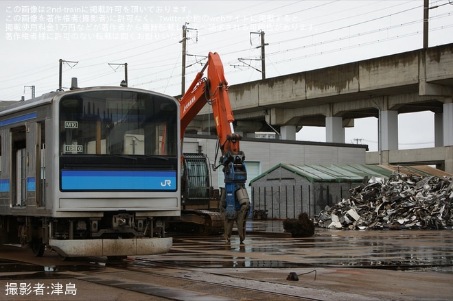 【JR東】205系M10編成のうち2両が郡山総合車両センターの解体線で解体中を不明で撮影した写真