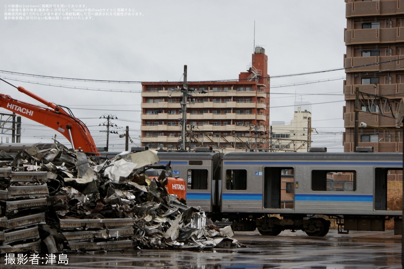 【JR東】205系M10編成のうち2両が郡山総合車両センターの解体線で解体中の拡大写真