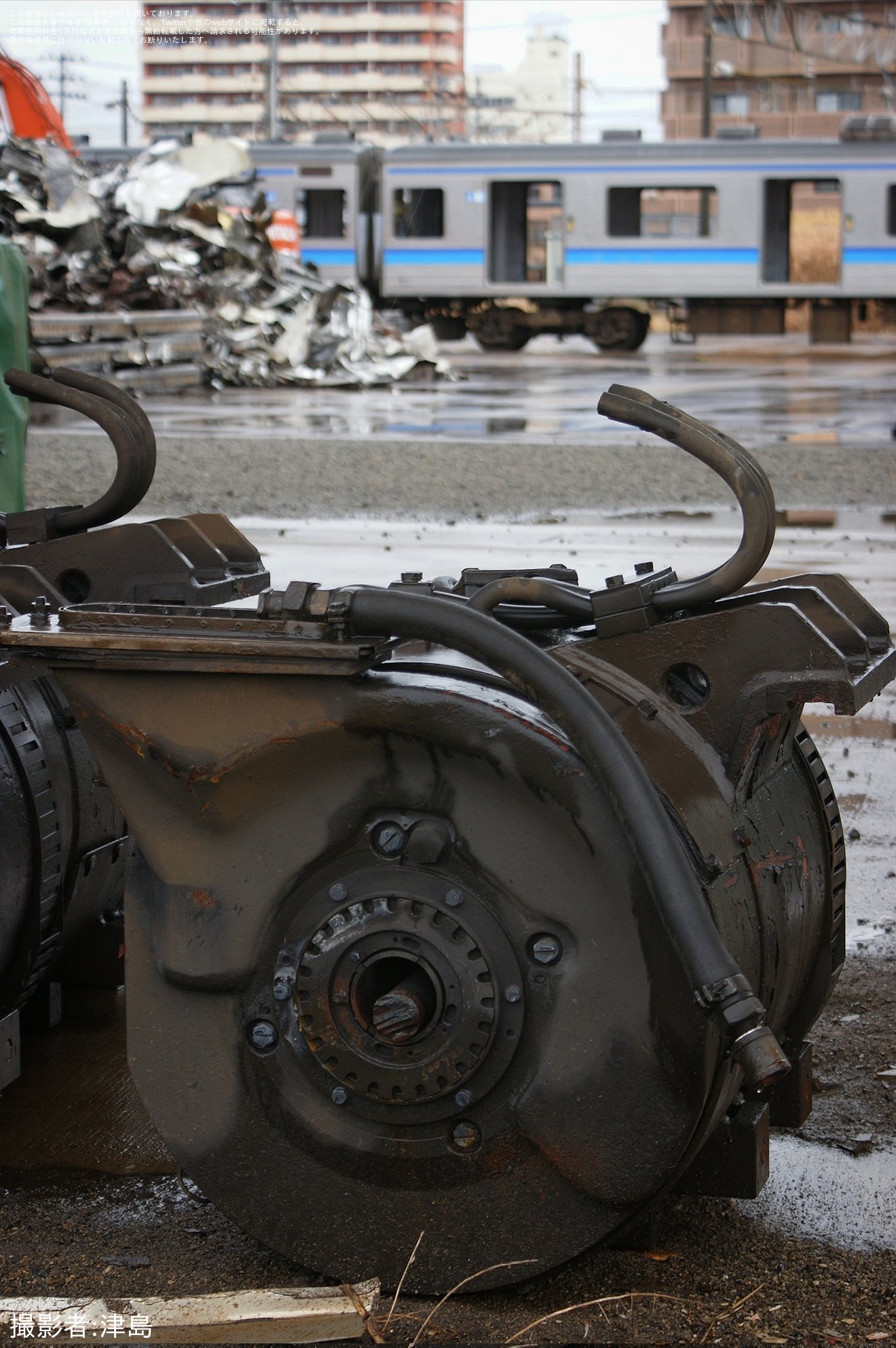 【JR東】205系M10編成のうち2両が郡山総合車両センターの解体線で解体中の拡大写真