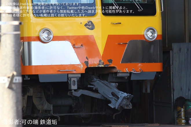 保々駅付近で撮影された【三岐】衝突脱線事故によりクハ5302とクモハ751が連結器中心に破損していることが確認