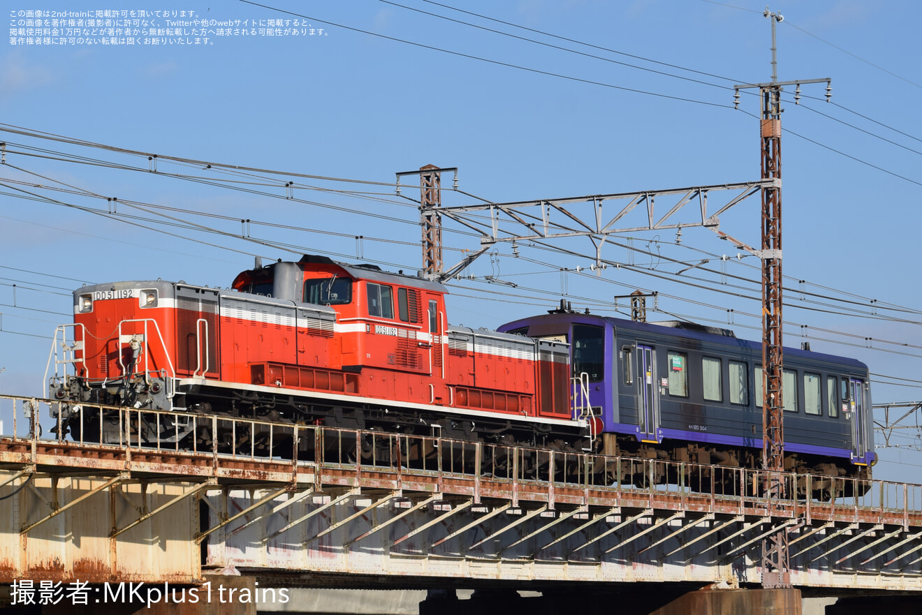 【JR西】キハ120-304後藤総合車両所本所入場配給(亀山配給)の拡大写真
