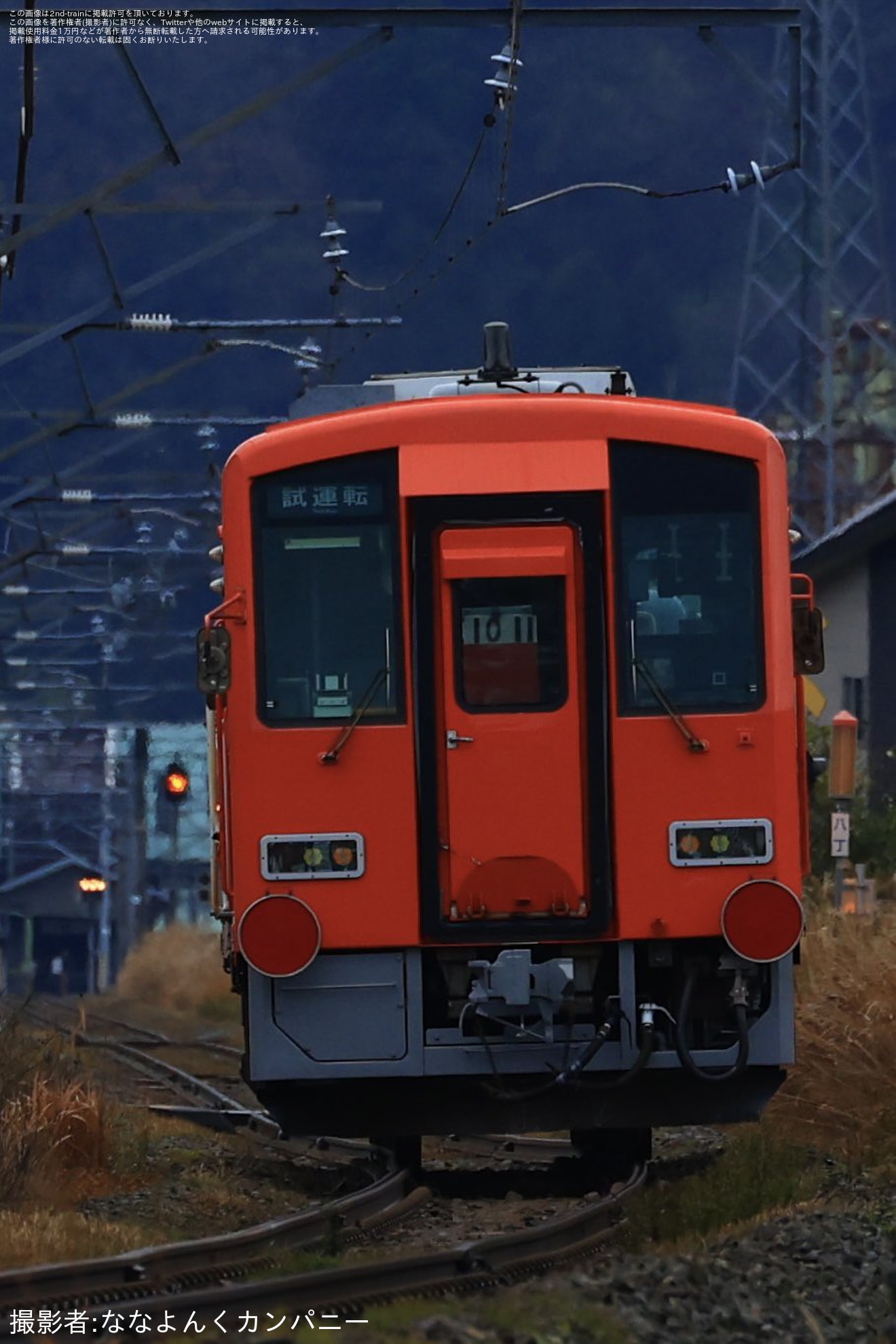 【JR西】キハ120形キハ120-204後藤総合車両所本所出場のため配給輸送の拡大写真