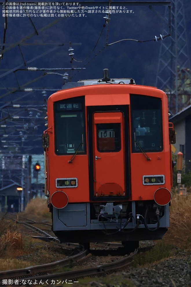 【JR西】キハ120形キハ120-204後藤総合車両所本所出場のため配給輸送を不明で撮影した写真