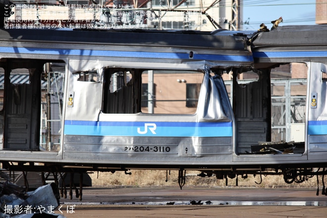 【JR東】205系M10編成のうち2両が郡山総合車両センターの解体線で車体解体中を不明で撮影した写真