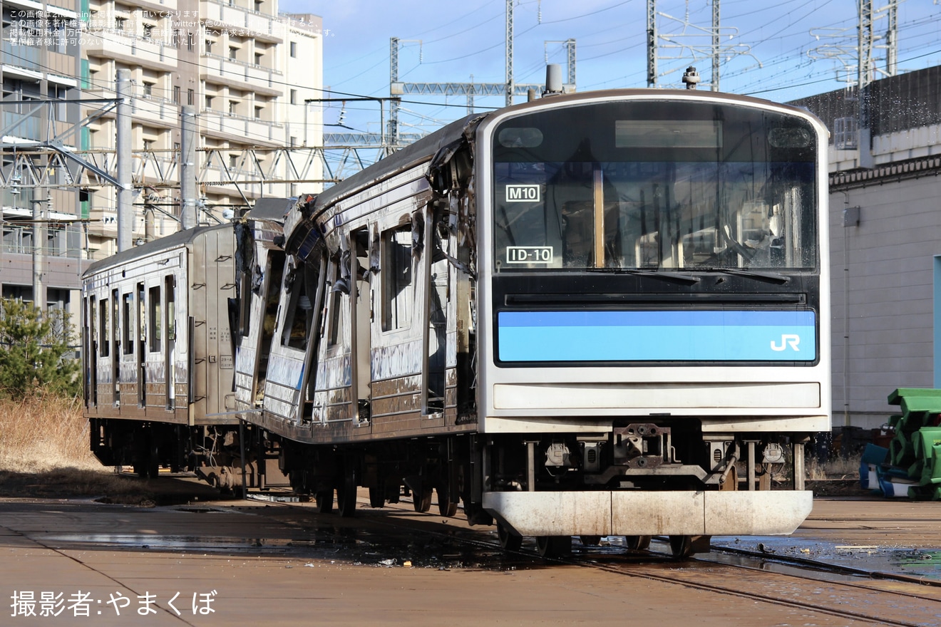【JR東】205系M10編成のうち2両が郡山総合車両センターの解体線で車体解体中の拡大写真