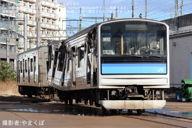 【JR東】205系M10編成のうち2両が郡山総合車両センターの解体線で車体解体中を不明で撮影した写真