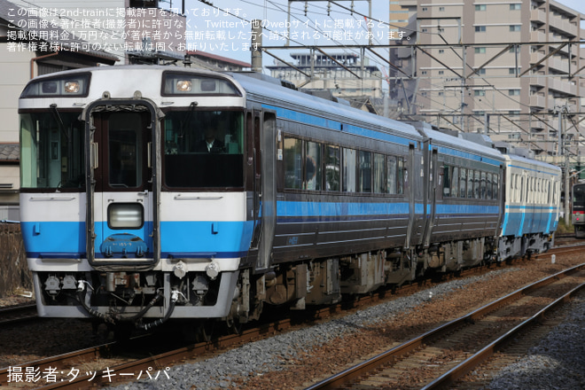 【JR四】キハ47形キハ47-118が全般検査を終えて多度津工場出場を高松運転所-高松駅で撮影した写真