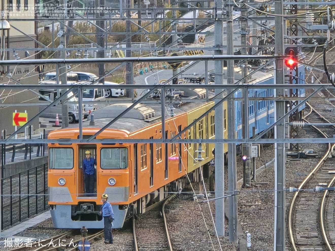 【近江】元西武鉄道の2000系(旧2000系)がオレンジ色に塗装されるの拡大写真