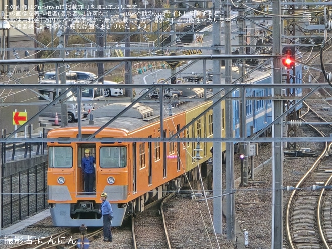 【近江】元西武鉄道の2000系(旧2000系)がオレンジ色に塗装されるを不明で撮影した写真